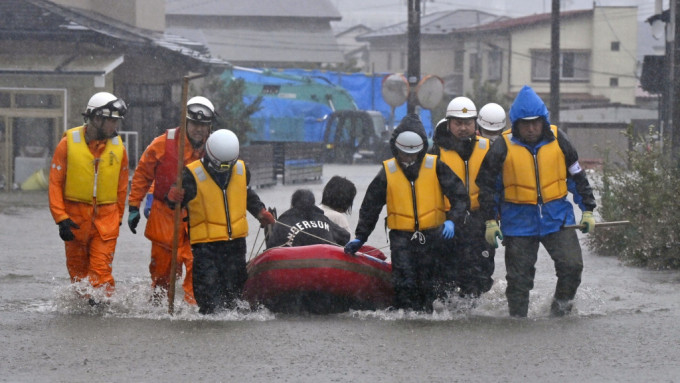 当局出动橡皮艇协助疏散居民。美联社