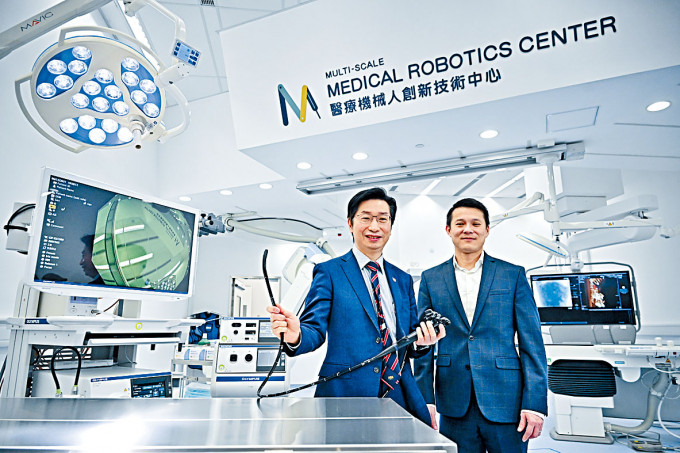 赵伟仁（左）冀技术进步，日后手术可免开刀。