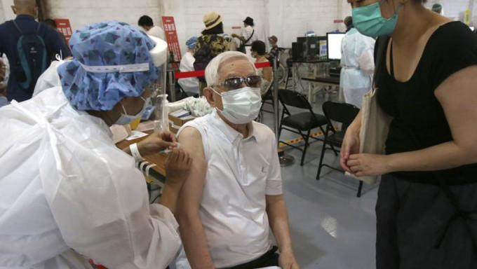 台灣新增52213宗本土新冠病例，再多171人死。AP資料圖