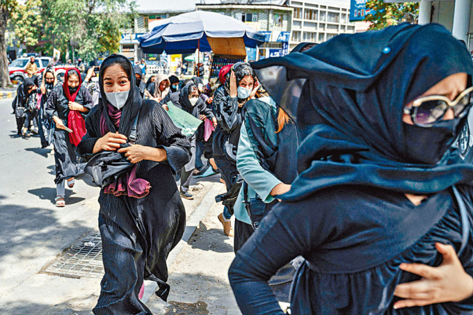 塔利班分子向天开枪，驱散示威妇女。
