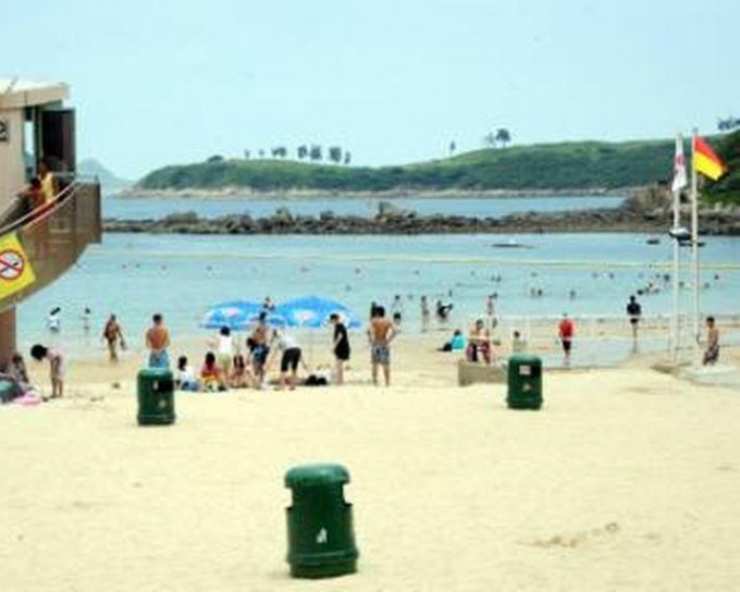 清水湾第二湾泳滩仍然悬挂红旗。资料图片
