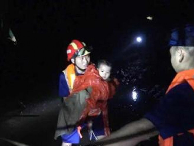 湖北省鹤峰县躲避峡突发山洪，造成12人死亡、1人失踪，救出61人。（网图）