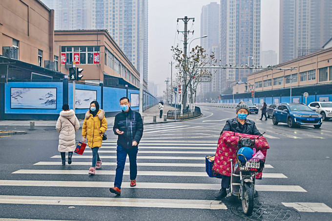 ■武漢市民生活早已恢復正常，但華南海鮮市場（右）至今關閉。