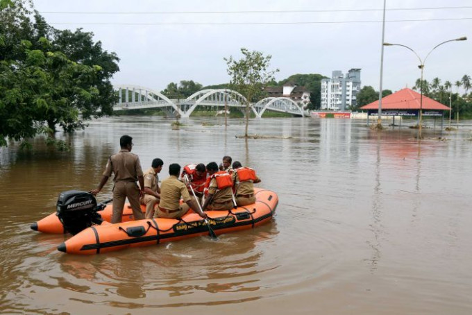 印度南部克勒拉省受雨季豪雨引发山泥倾泻和水库泛滥影响。网上图片
