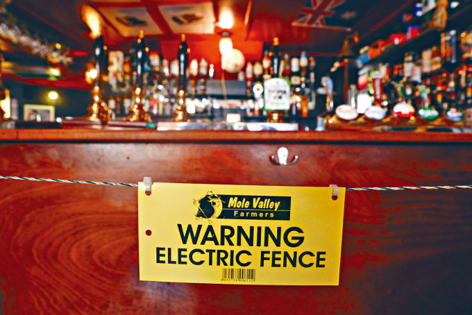 康沃尔郡的Star Inn在吧台前设置电围栏，并挂上警告牌。