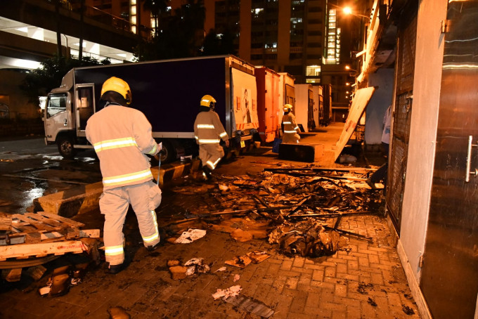 何文田愛民邨卡板雜物起火。