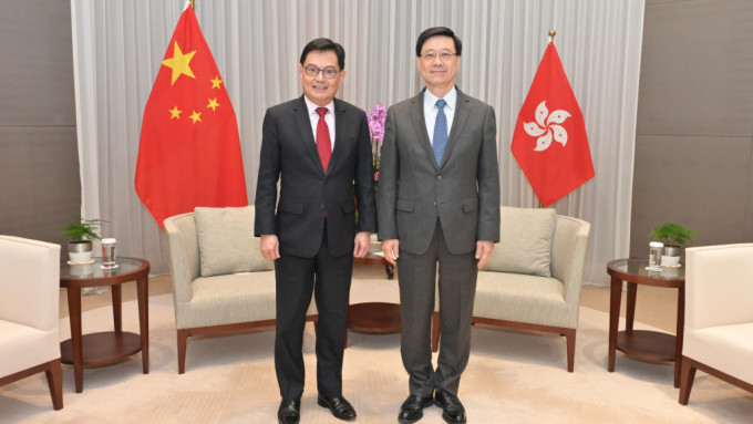 行政長官李家超（右）與新加坡副總理兼經濟政策統籌部長王瑞杰會面。政府新聞處圖片