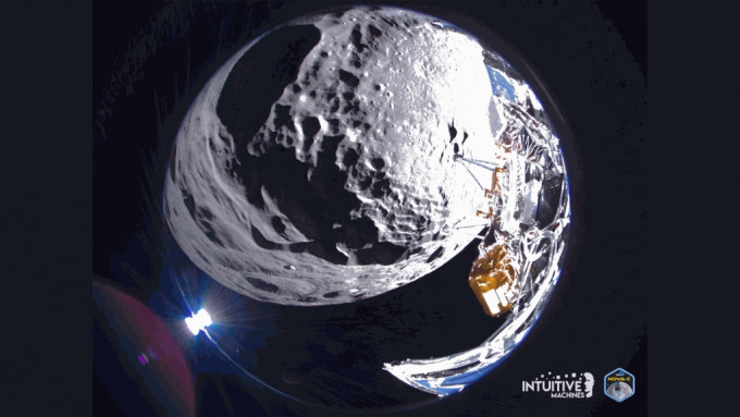 2024年2月22日，奧德修斯號在預定着陸點上方拍攝到了月球上的「順拜貝格環形山」 （Schomberger）。 Intuitive Machines