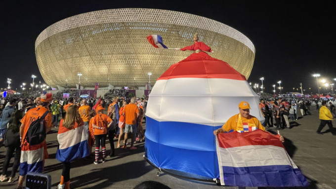 荷兰球迷在赛前于球场外举行「橙色巡游」，炒热气氛。