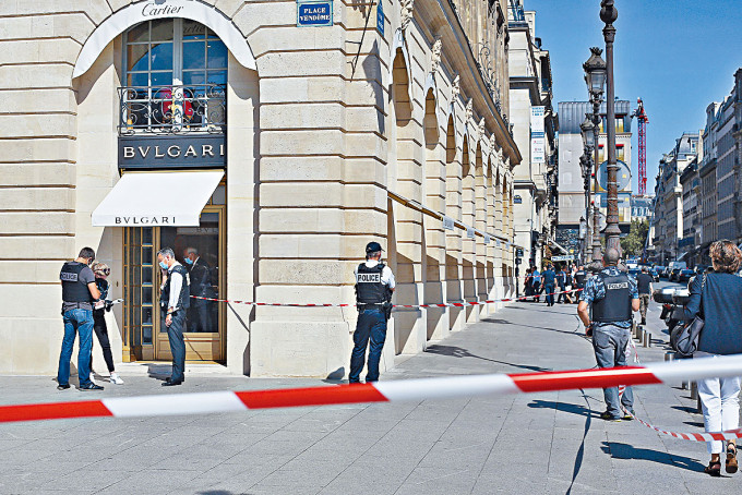 警员周二在巴黎遇劫的Bulgari珠宝店外调查。