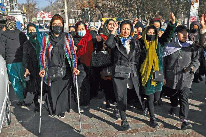 阿富汗婦女上周四在首都喀布爾遊行，抗議政府禁止婦女接受大學教育。　