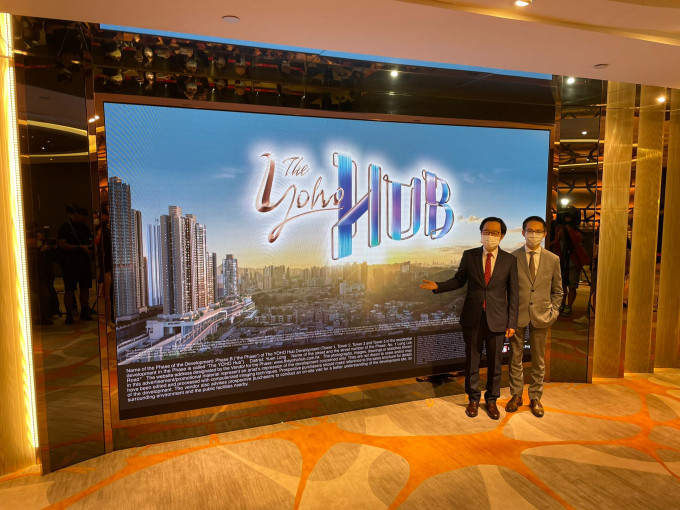 新地雷霆 (圖左)表示，元朗站The YOHO Hub快將獲批預售。旁為陳漢麟