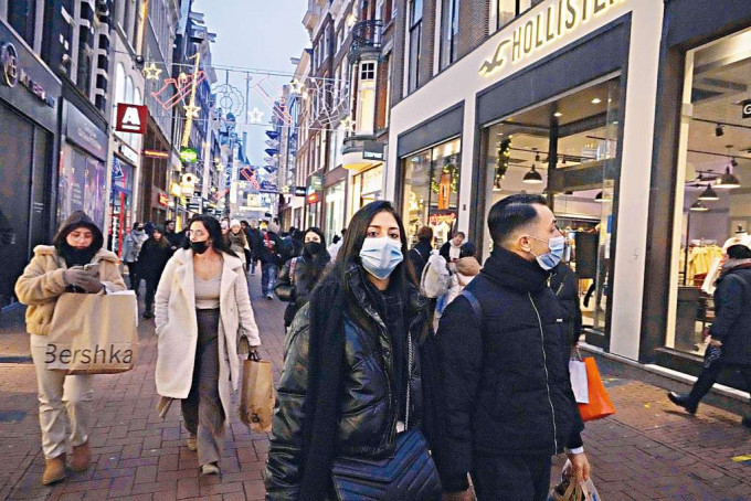■荷兰封城令生效前夕，首都阿姆斯特丹上周六有不少民众上街购物。