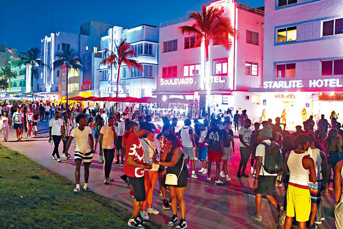 ■迈阿密海滩海洋大道上周四晚挤满游客。