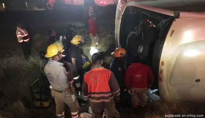 墨西哥北部一辆巴士发生翻侧意外，造成最少11人丧生。网上图片