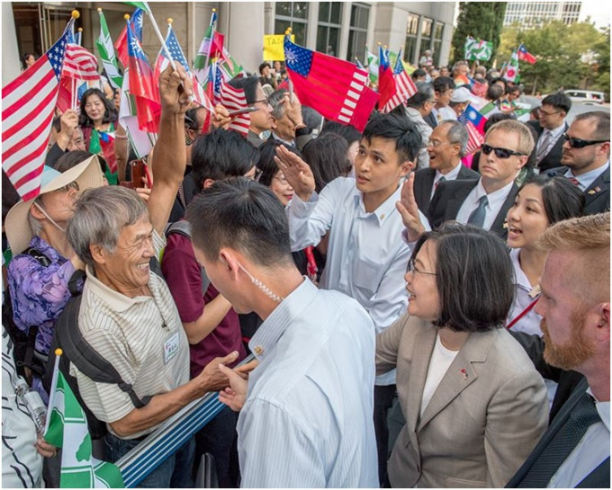 蔡英文過境休士敦受到台灣僑胞歡迎。蔡英文fb