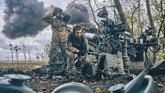 烏兵周日在頓涅茨克以美國供應的M777榴彈炮，向俄軍射擊。