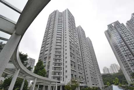 丽港城中层两房户4年间帐面升值203万。