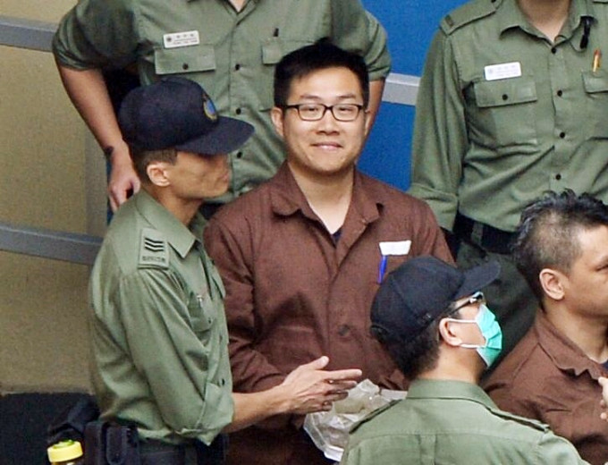 黃浩銘在獄中撰信。資料圖片