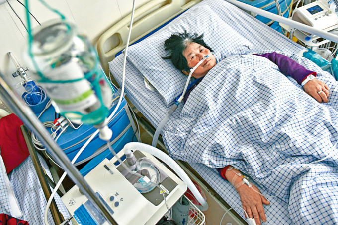 官方要求做好重症患者救治。圖為安徽阜陽的住院新冠患者。