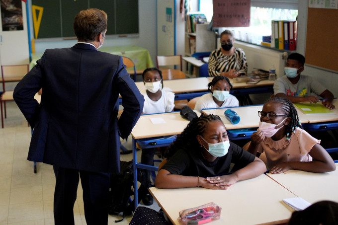 部份地区原本不用戴口罩的学生，如今要重新戴上。REUTERS图片
