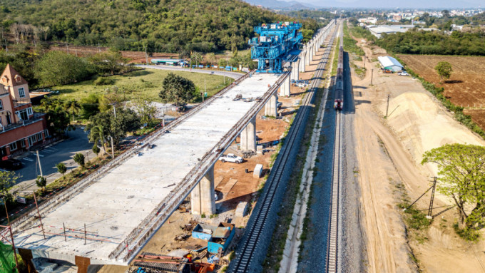 泰國東北部的呵叻府巴沖縣中泰鐵路施工現場。(新華社)