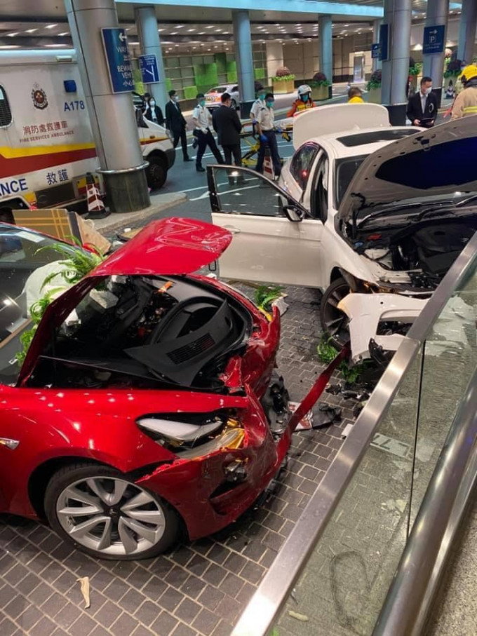 两车严重损毁。网民Hung Lai Hang图片