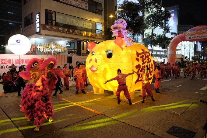 沿途气氛热烈