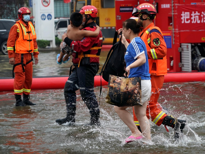 河南連日暴雨導致全省成逾1,300萬人受災，73人罹難。新華社圖片