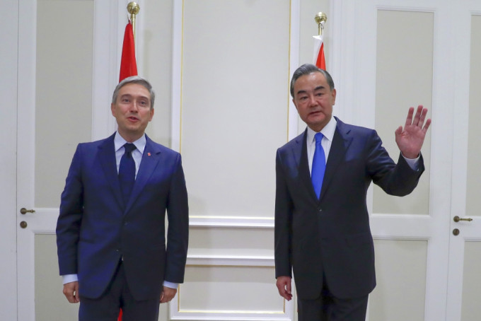 王毅與加國外長商鵬飛在羅馬會晤。AP圖片