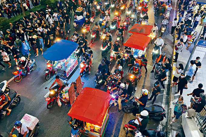 曼谷有小販檔向反政府示威者售賣食物。