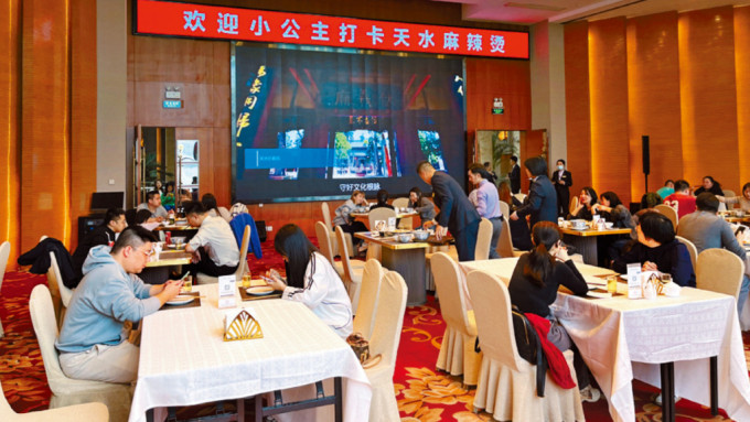 甘肃省驻京办飞天大厦，民众品尝天水麻辣烫。