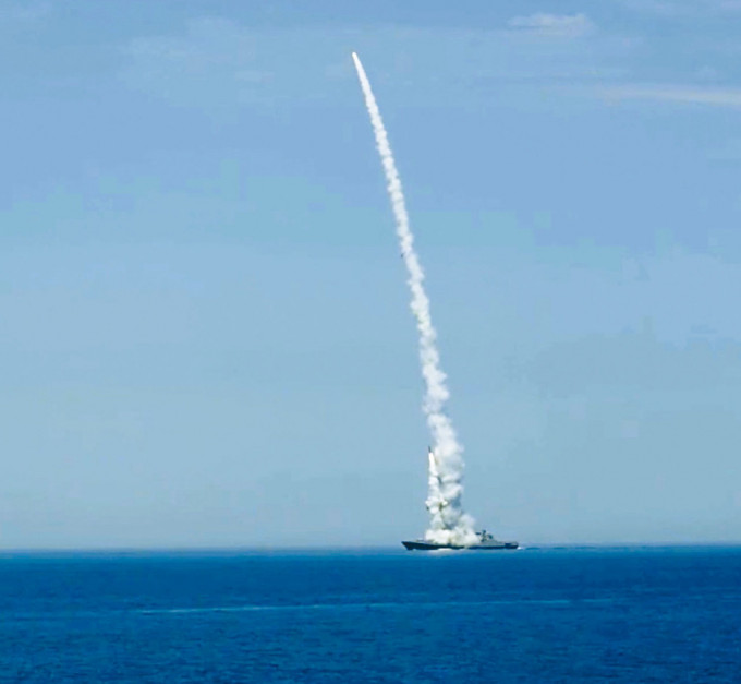 俄國防部發放照片，顯示一艘俄艦周一向烏發射導彈。