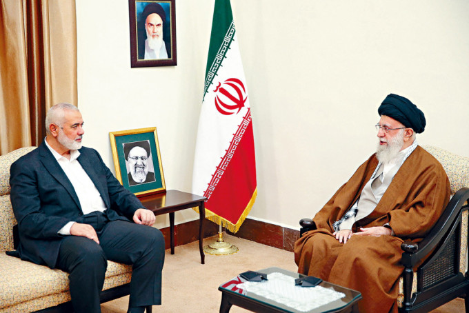 哈马斯政治领袖哈尼亚（左）与伊朗最高领袖哈梅内伊，周三在德黑兰会面。