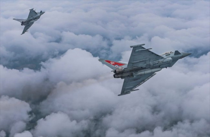兩架皇家空軍颱風戰鬥機，以超音速飛行，嚇驚倫敦居民。（資料圖片）