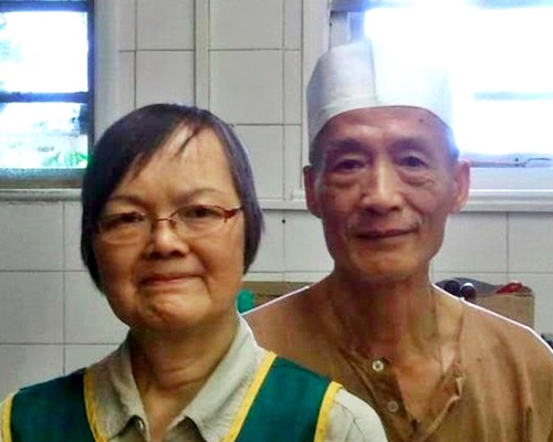 退休女警梁杏贤(前)与丈夫。