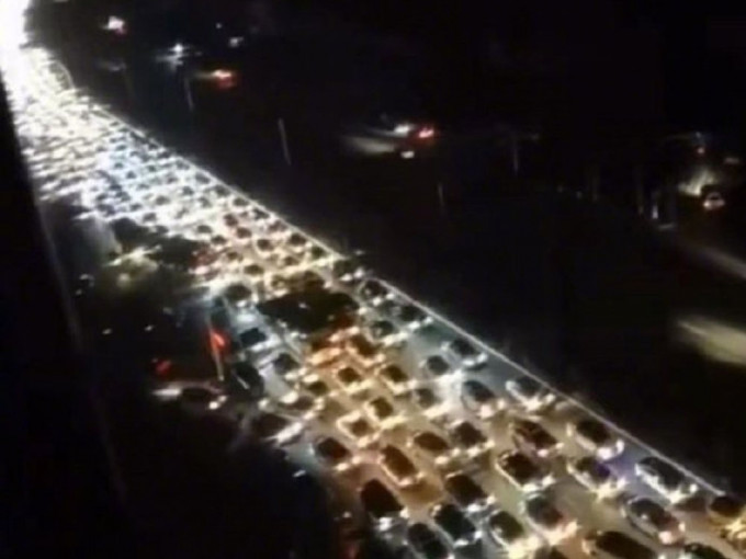 瀋陽郊區馬路無街燈靠車燈照明。