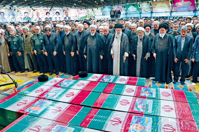 在伊朗总统莱希的告别仪式上，哈梅内伊与众出席者一起祈祷。
