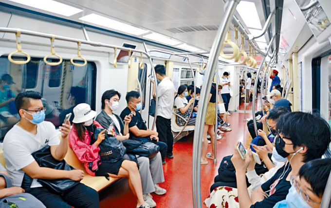 北京疫情受控，市民乘坐地鐵出行。