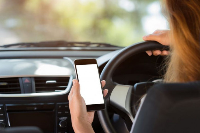 不少司机驾驶期间都会使用手机。网图