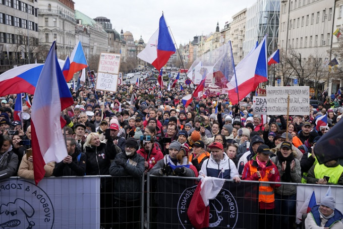 捷克首都布拉格亦有數千人上街，反對強制特定群組接種新冠疫苗。AP圖片