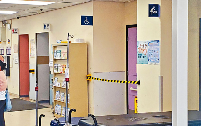 涉事東區醫院急症室無障礙廁所昨日被拉上封鎖膠帶，暫停使用。