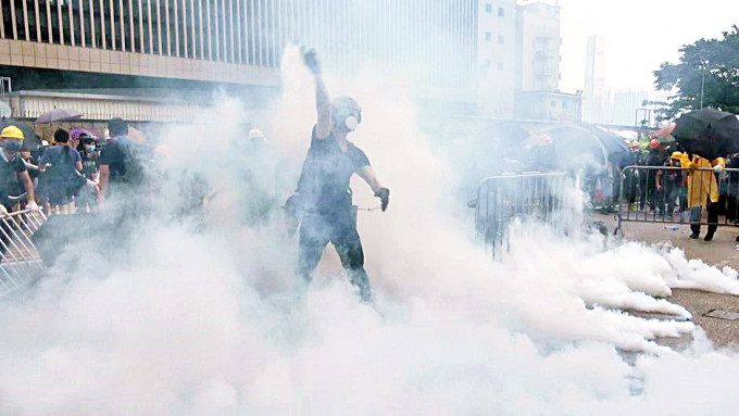 警方首次在反修例示威运动中使用催泪弹驱散在场人士。资料图片