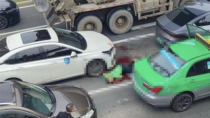 珠海的士司机遭乘客桶伤，倒卧在血泊中。