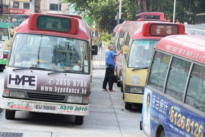 香港公共小巴車主司機協進總會宣布，因應西隧加價，3條途經西隧的紅色小巴路線加徵收費。  資料圖片