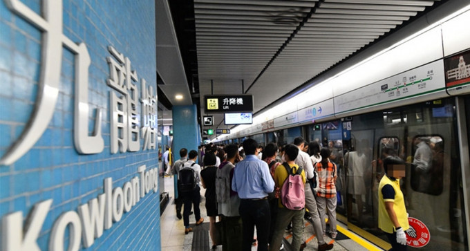 今早有女士报案指在港铁车厢内遭非礼，警员赶到九龙塘站调查。（资料图片）