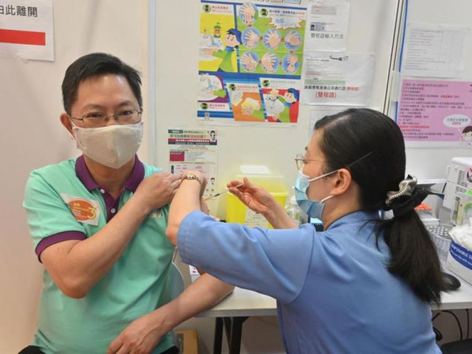薛永恒接种第三剂科兴疫苗。创新及科技局FB图片