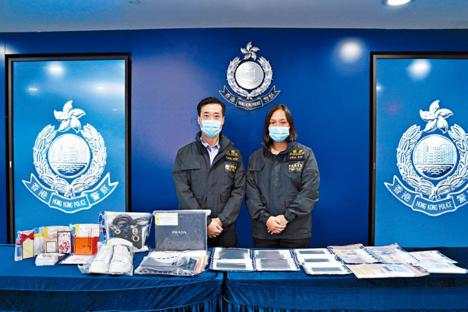 警司鍾雅倫(左)講述案情及展示檢獲證物。 