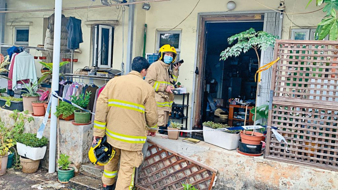 消防員在楊小坑村火場調查。
