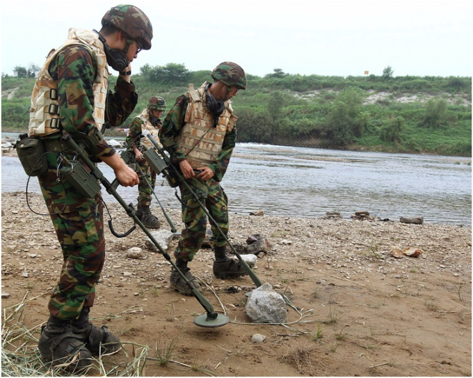 南北韩军队在箭头山展开地雷拆除工作。AP
